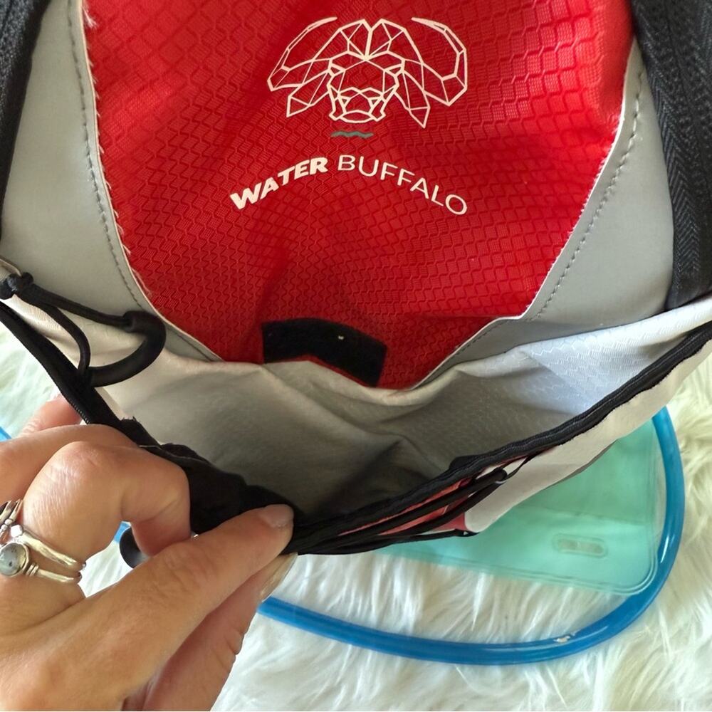 Water Buffalo 2L Hydration Pack Red & White Backpack Day Bladder Bag Unisex Hike - Picture 4 of 8